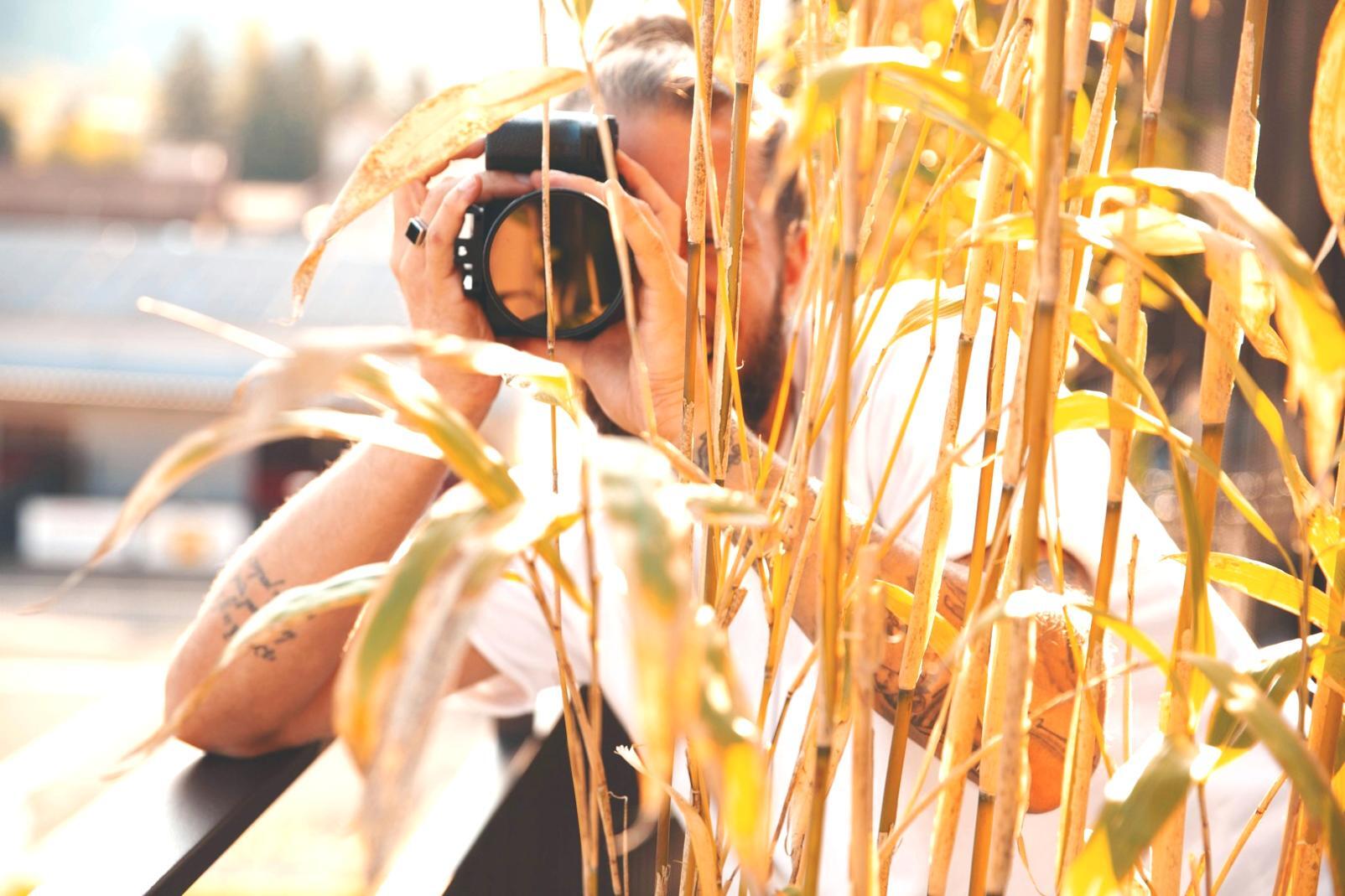 Grupo de fotógrafos colaborando en proyecto urbano